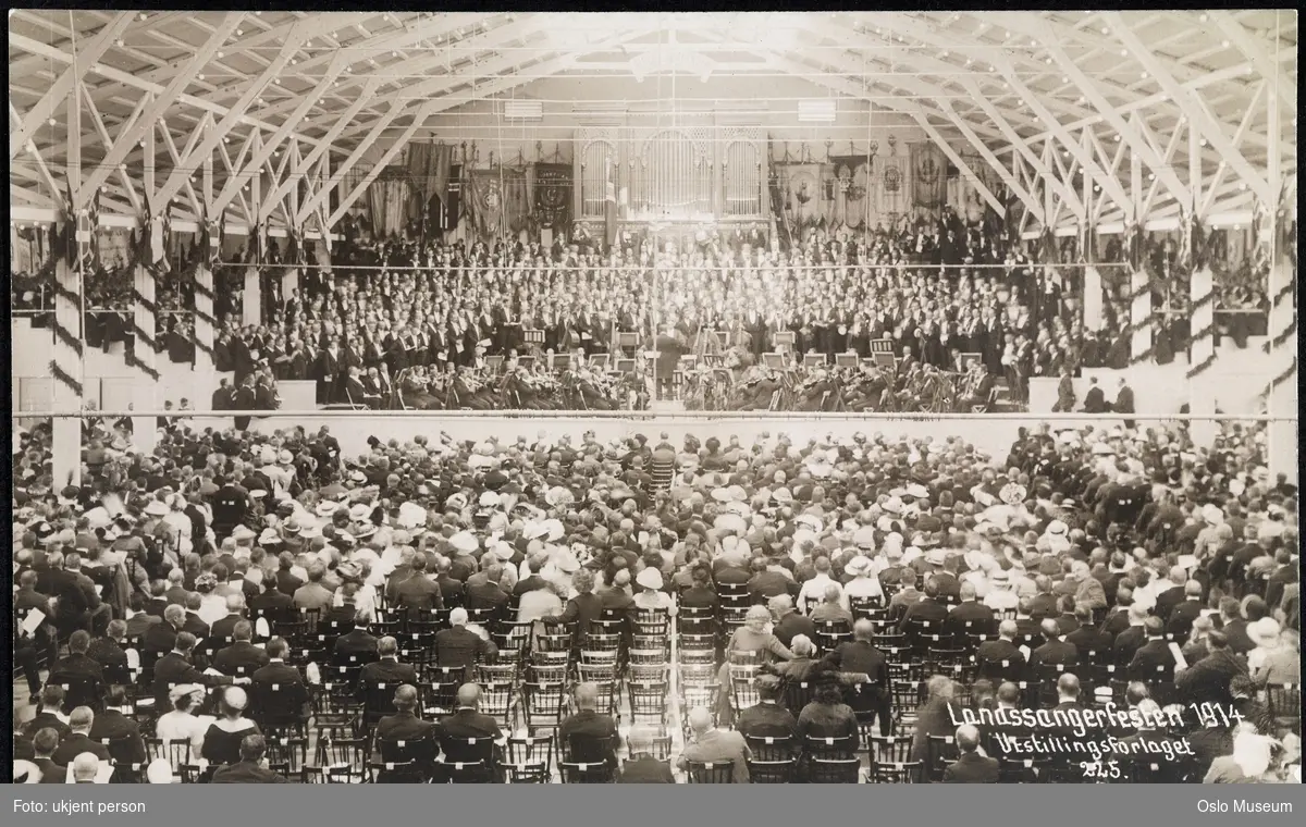 Jubileumsutstillingen 1914, interiør, Landssangerfest, kor, sangere, publikum, girlander
