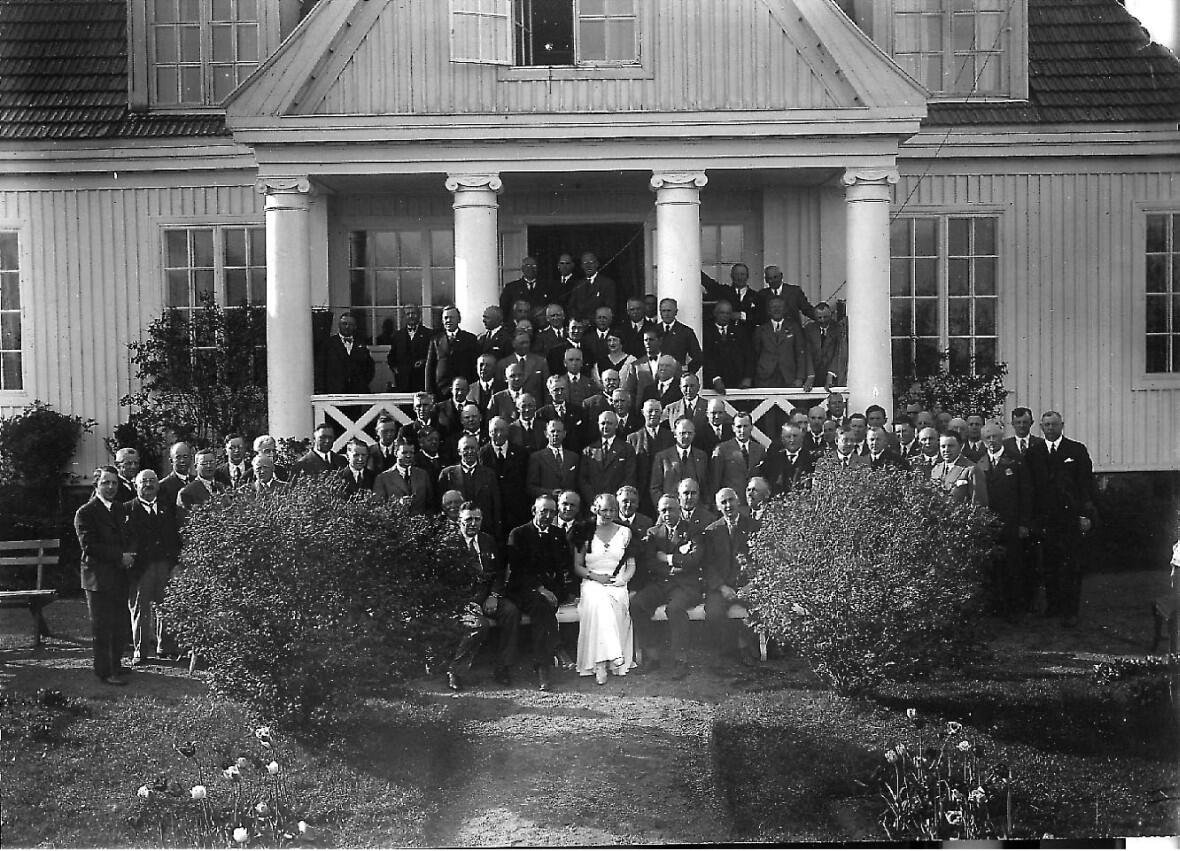 Norges Handelsstands Forbunds Generalmøte, Melbo, den 19/6 1933. De står foran Riarhaugen som var hjemmet til Gunnar og Edith Frederiksen. Edith sitter i midten foran med hvit kjole