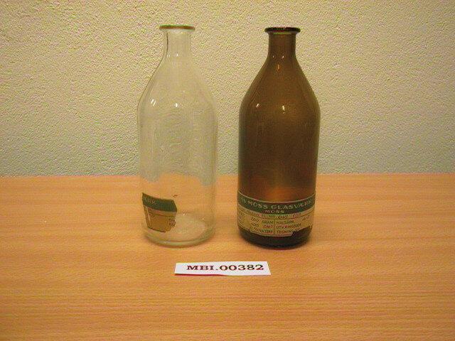 To medisinflasker fra Moss Glasværk, en av klart glass og en av brunt.