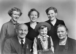 Johannes og Berit Johansen med familie
