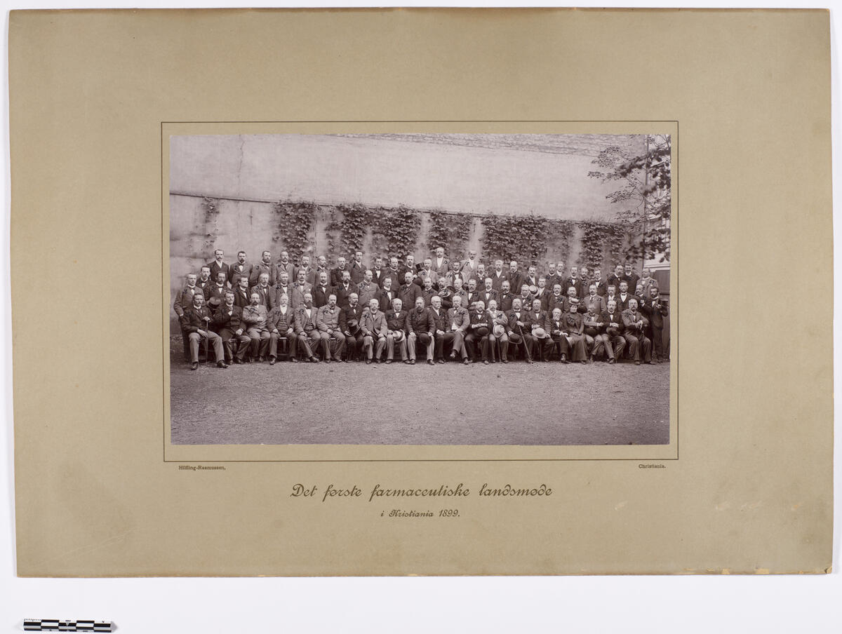 Gruppefoto av møtedeltagere på Det første farmaceutiske landsmøde i Kristiania 1899.