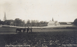 Postkort, Løten kirke, gravkapellet til høyre, mann med hest