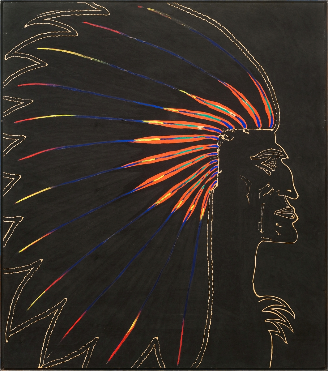 Indianerhode med fjærpryd i profil mot h. Hodet er risset i gult mot sort bakgr. Fjærpryd med rødt.