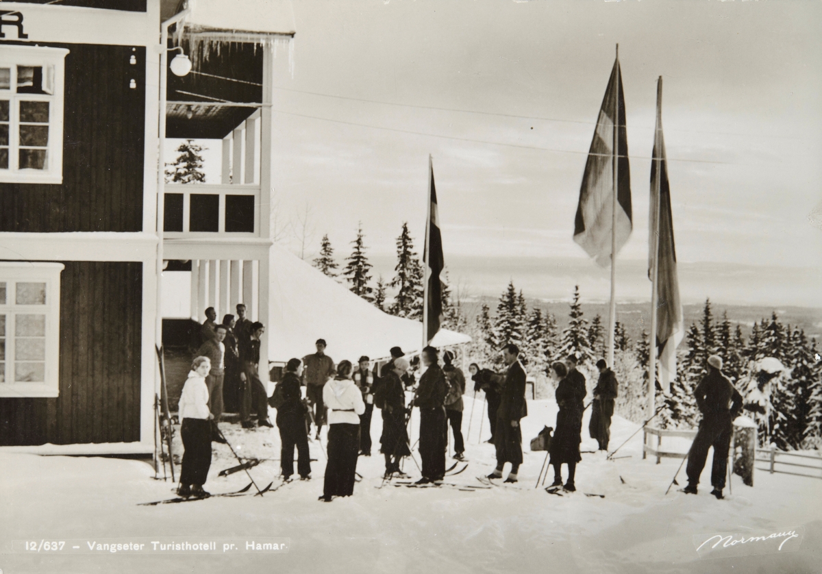 Postkort, Vang, Vangseter Hotell og Pensjonat, åpnet i 1929, hotellgjester på ski, flaggstang,