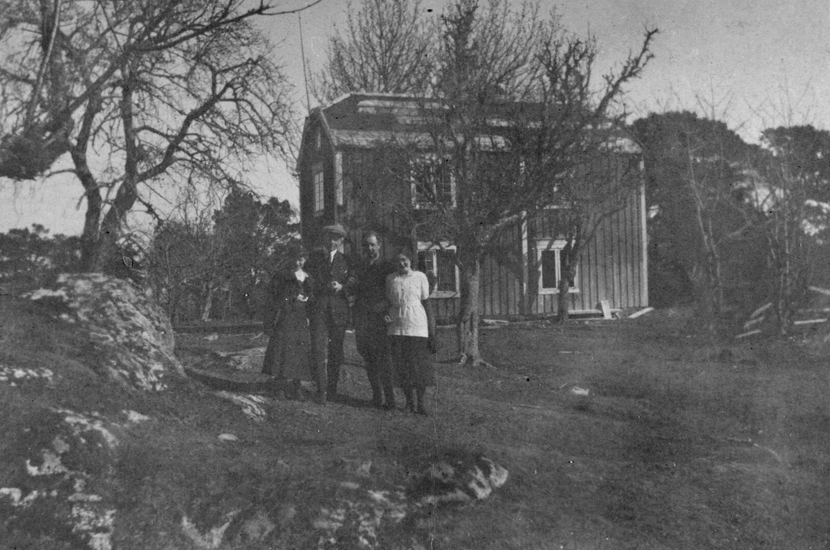 2 menn og 2 kvinner står i hagen utenfor Margethes Minde, Melandsjø, Hitra.