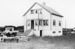 Bilde av Leif Wassæther sitt hus på Hestnes, 1957-58, bil op
