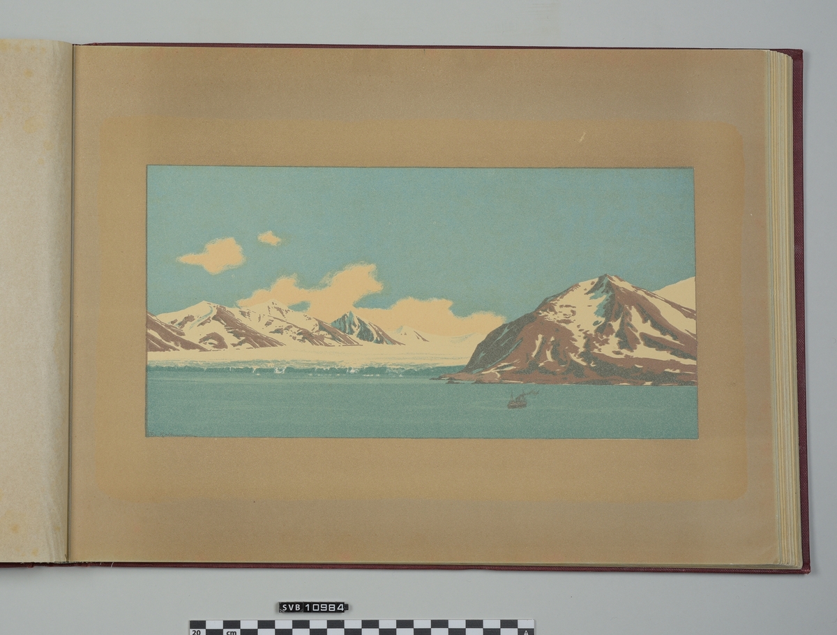 Praktbok med litografiske illustrasjoner fra nordlandsreisen med skipet Auguste Victoria fra 2. juli til 24. juli 1898. Reisen gikk fra Norge til Spitsbergen. Teksten er håndskrevet og illustrert med både tegninger og litografier. 
