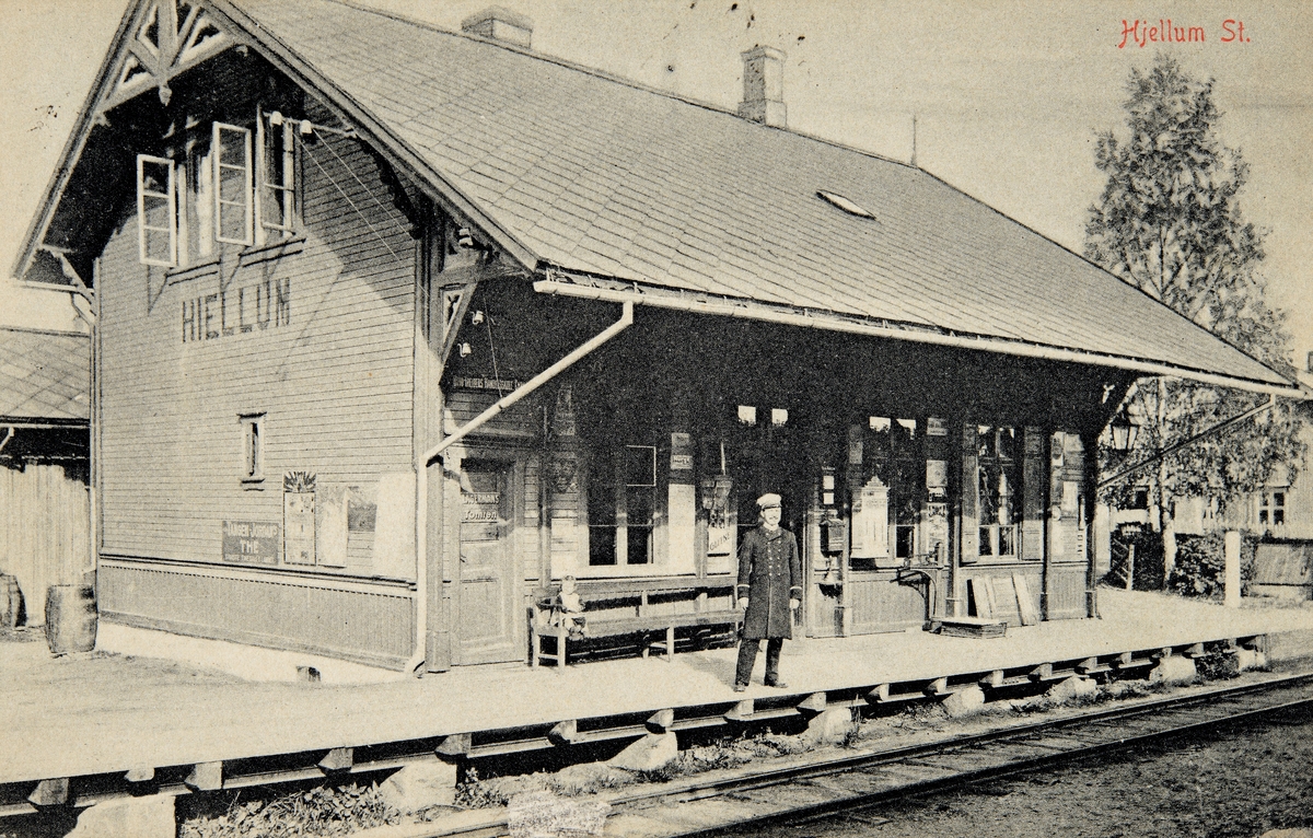 Postkort, Vang, Hjellum stasjon, stasjonsbygning, stasjonsmester i uniform på perrongen,