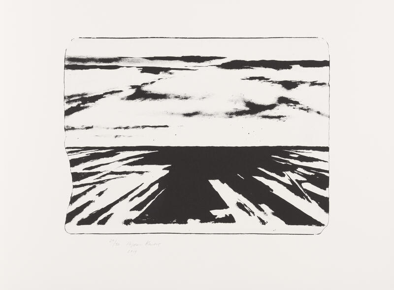 Grafikken viser et abstrakt landskap der det er antydning til en rund form i himmelen. Grafikken er i svart-hvitt.