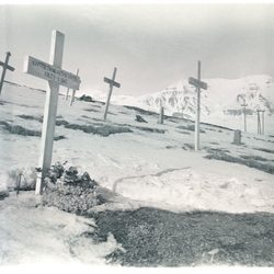 17.mai 1956 Kransenedlegging på Trond Astrup Vigtels  grav p