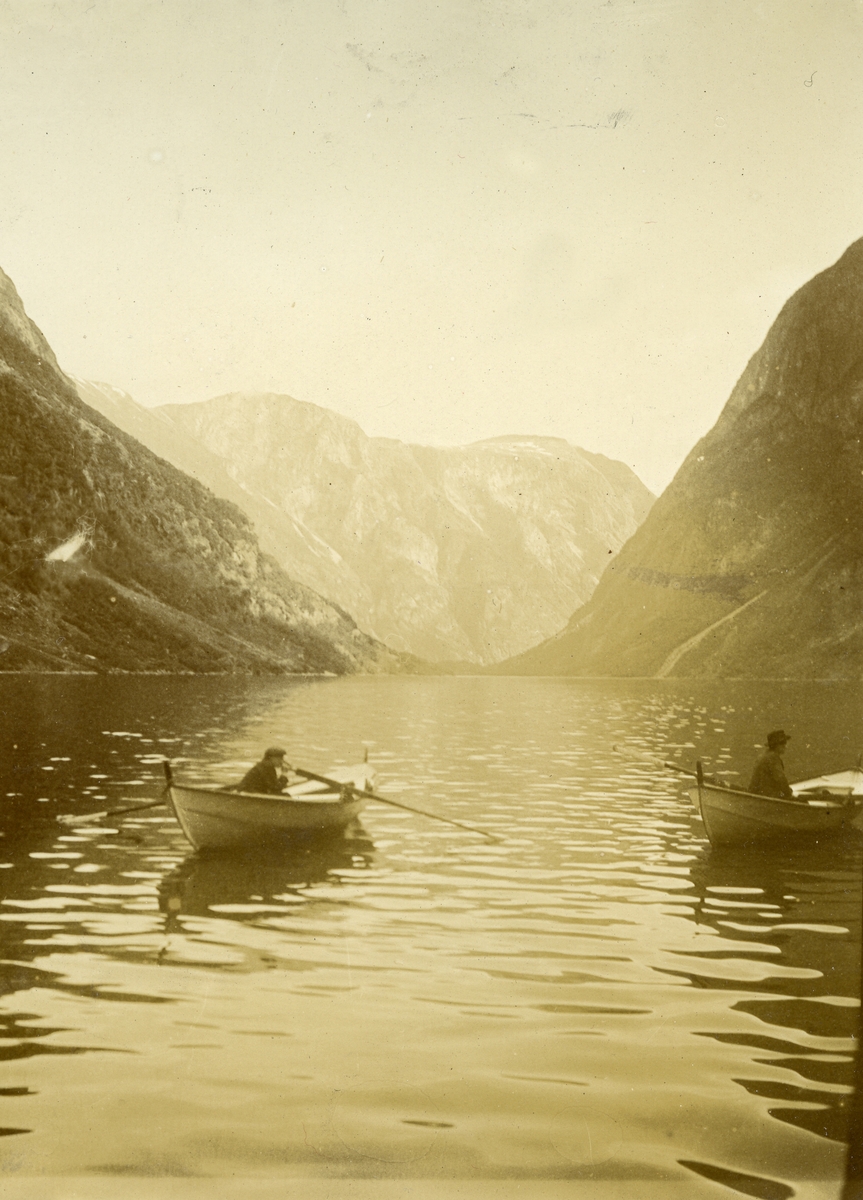 To menn i to båter. Bildet kommer fra fotoalbum med gjenstandsnummer SVB 01366.