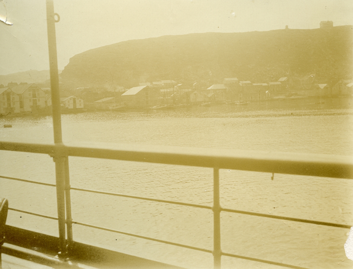Tromsø sett fra havet. Bildet kommer fra fotoalbum med gjenstandsnummer SVB 01366.
