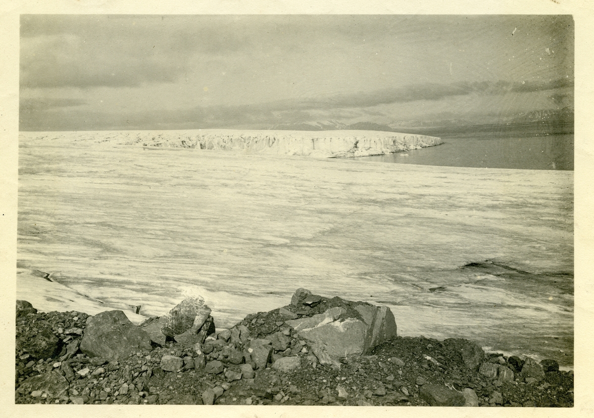 Utsikt mot isbre i Recherchefjorden. Bildet kommer fra fotoalbum med gjenstandsnummer SVB 01366.
