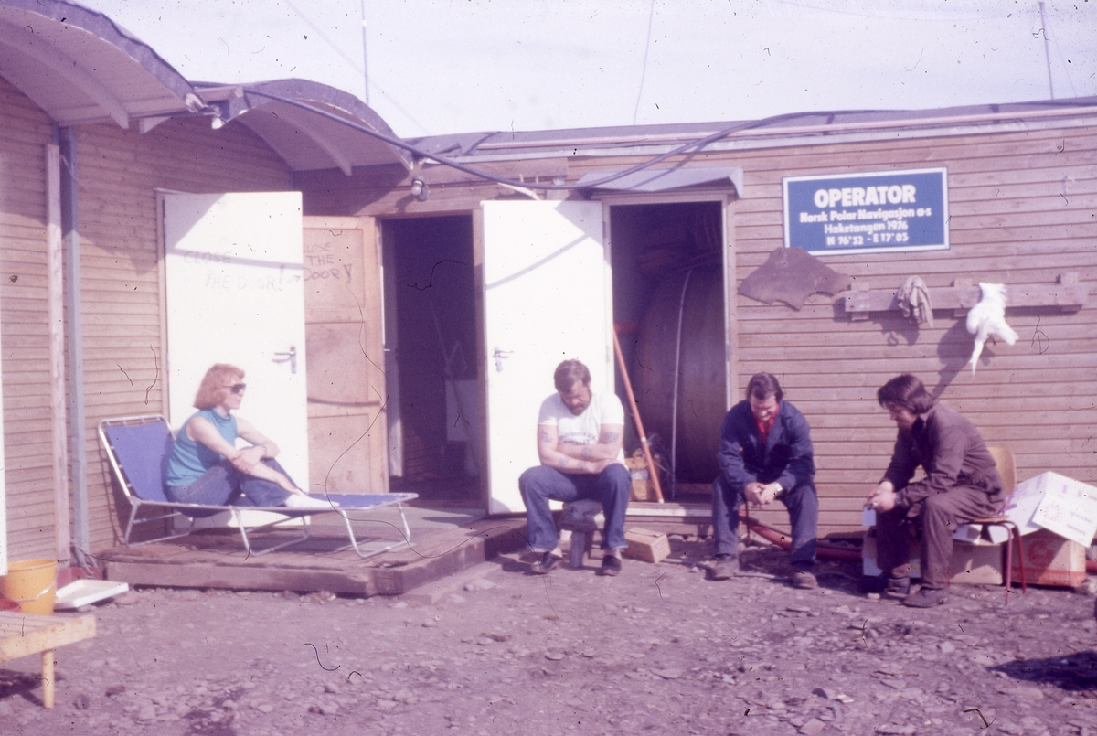 Fra Norsk Polarnavigasjons boring etter olje på Haketangen i 1976.  4 personer ved Campen