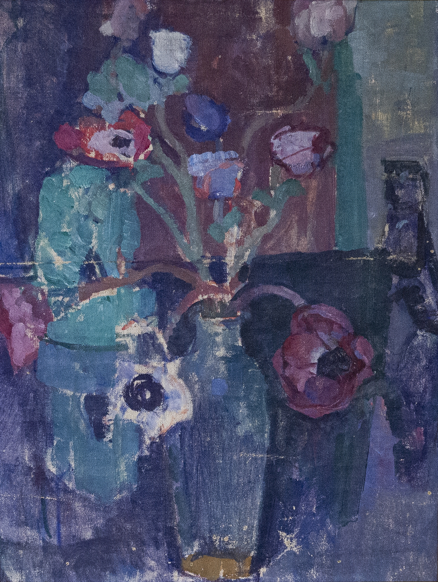 Stilleben med tulipanbukett i vase på bord. Hovedsaklig holdt i kjølige toner av lilla og blått, med innslag av grønt og burgunder, mot rødt.