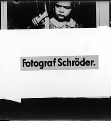 Reklamebilde med logoen til Fotograf Schrøder og et barn