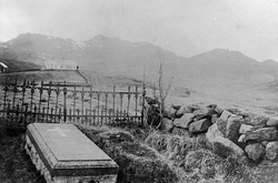 Borge prestegård med Martha Halvordine Heyerdahls gravsted. 