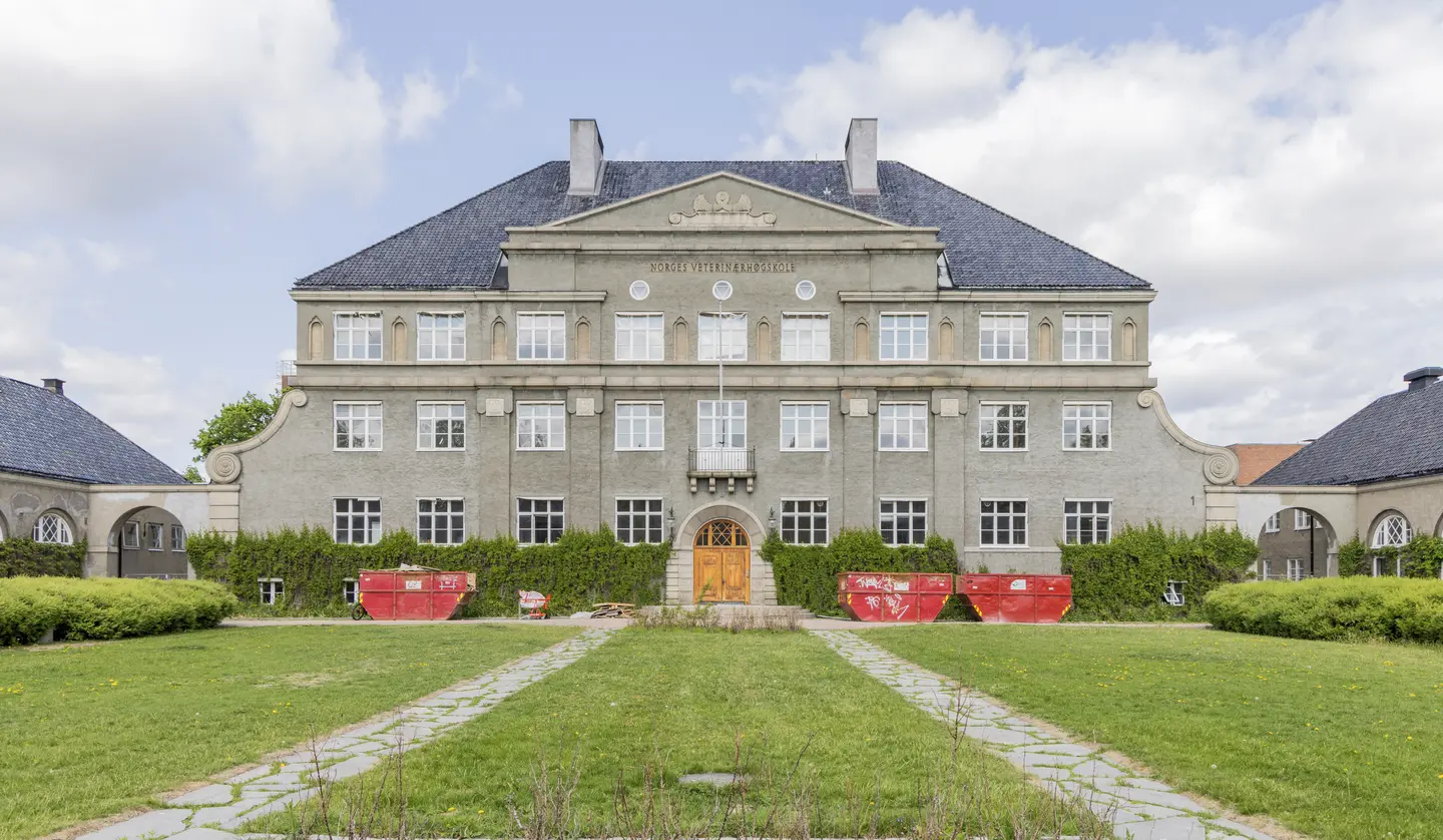 En stor og staselig grå murbygning med to rader med vinduer