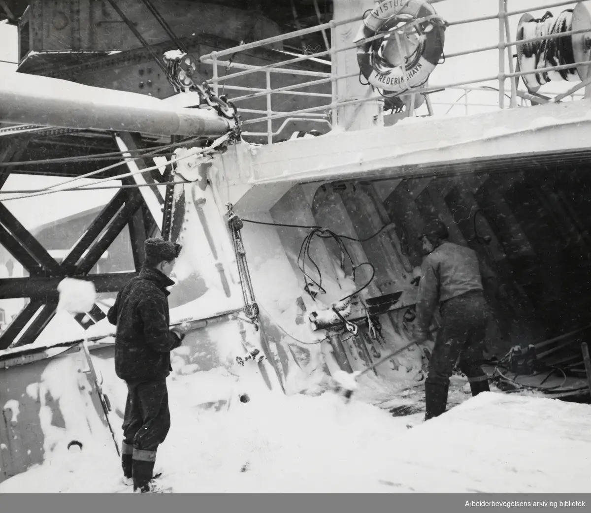 Voldsomt snøvær i Oslo. Ombord på "Vistula" av Fredrikshavn måkte mannskapet snø og gjorde alt klart til avgang, så Danskebåten kunne gi seg i kast med å bryte isblokaden. Februar 1954