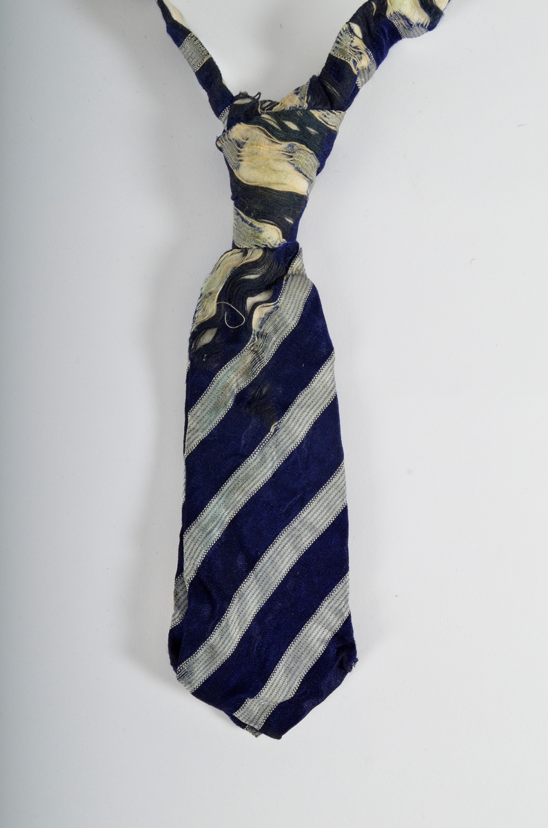 En samling flere slips; korte og lange, såkalte "jukseslips" med ferdig knute og sløyfer.