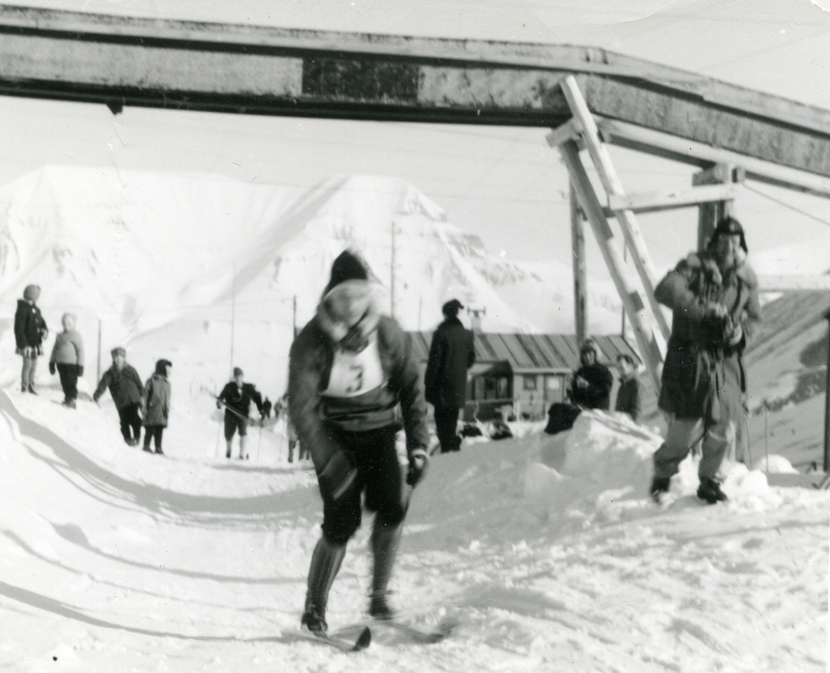 Skirenn i Longyearbyen ca. 1958, i Sverdrupbyen. Sysselmann Odd Birketvedt til høyre.
