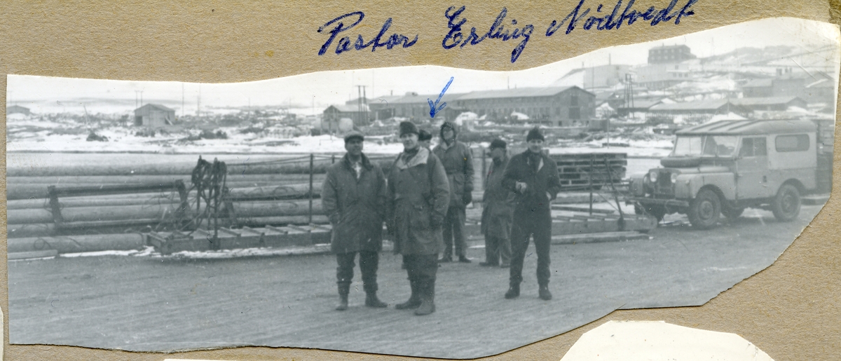 Folk på kaia (Gamlekaia) i 1958. Erling J. Nødtvedt i midten.