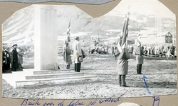 Kransenedlegging ved bautaen på Skjæringa 17.mai 1957. Bay S