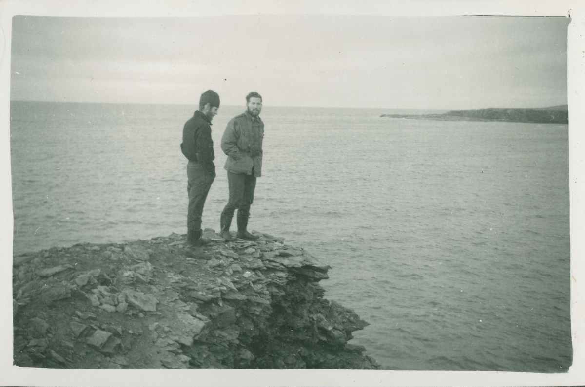 Sørensen, Astor Ernstsen på stein Overvintring på Bjørnøya 1957-58