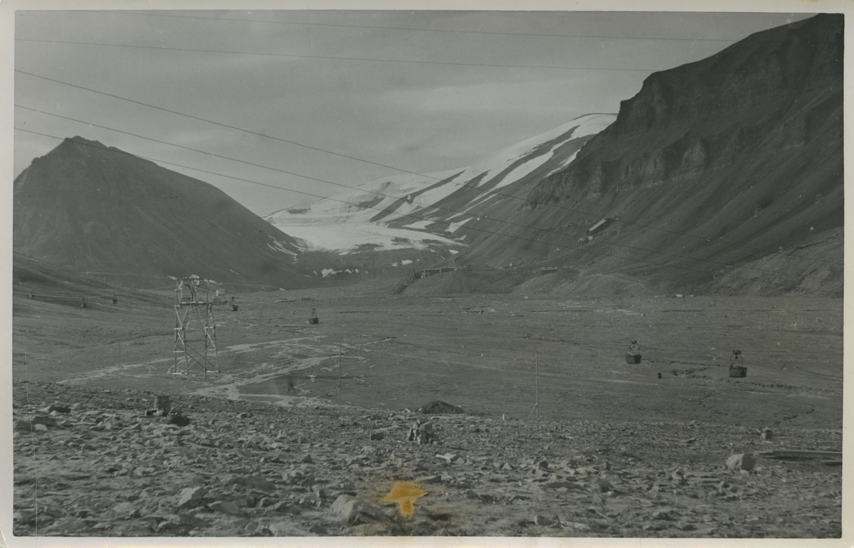 Utsikt mot Svedrupsbyen. Bildet kommer fra Øystein F. Klingenbergs samling. Han var ingeniør tilkalt til Svalbard til å ordne noe med radar og kullbåtene.