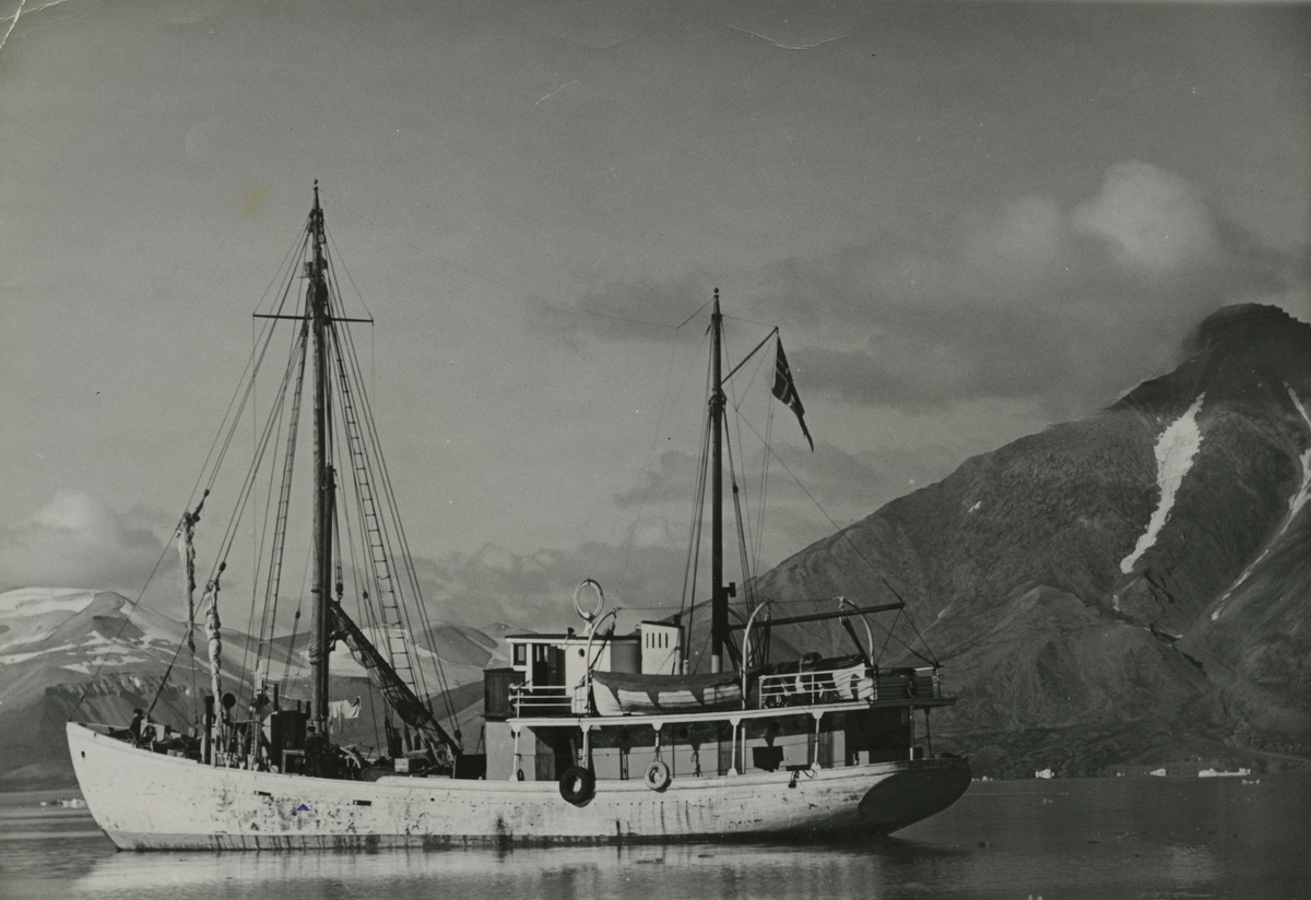 M/S Minna. fartøyet var Norsk Polarinstitutt`s ekspedisjonsfartøy fra 1946 til 1960 og tilhørte Martin Karlsen i Brandal. Ingolf Røren var skipper ombord fra 1946 til 1961. Tatt i Pyramiden. Bildet kommer fra Øystein F. Klingenbergs samling. Han var ingeniør tilkalt til Svalbard til å ordne noe med radar og kullbåtene.
