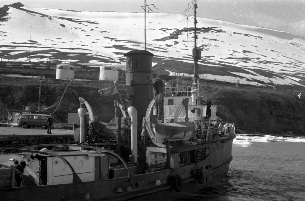 Et skip ved kai i Longyearbyen.