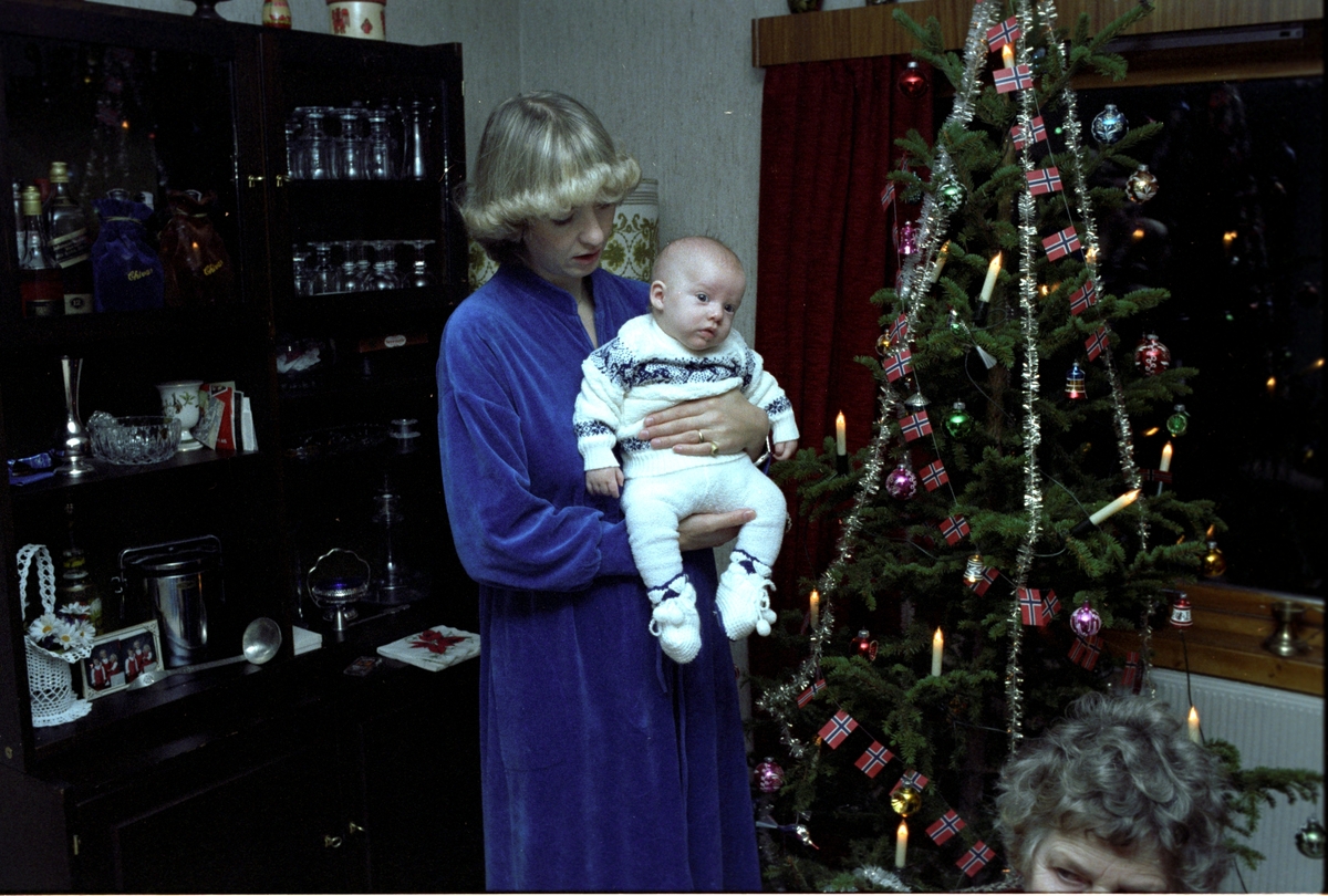 Anne Lise Klungseth Sandvik med sønnen Mads ved juletre.