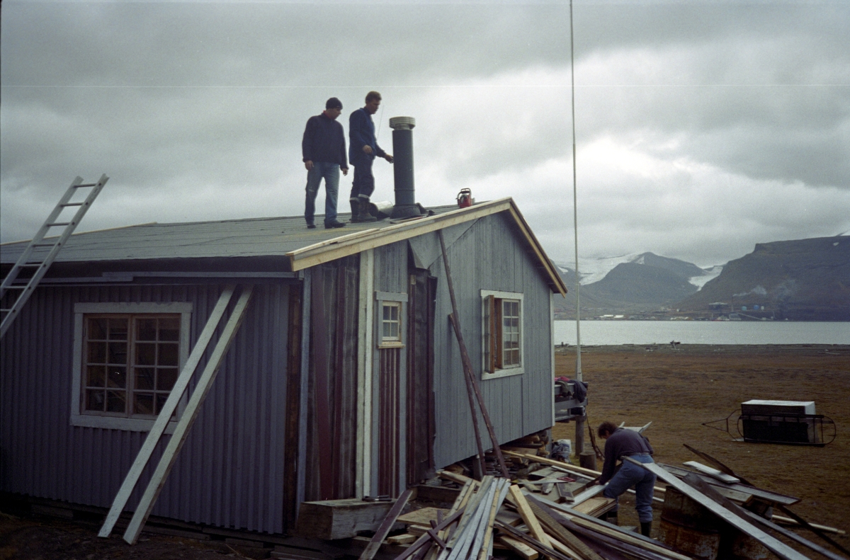 Oppbygging av hytta i Hiorthhamn.