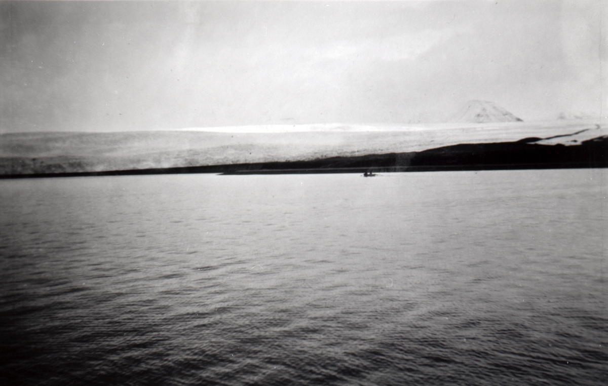 Båt i fjord.
