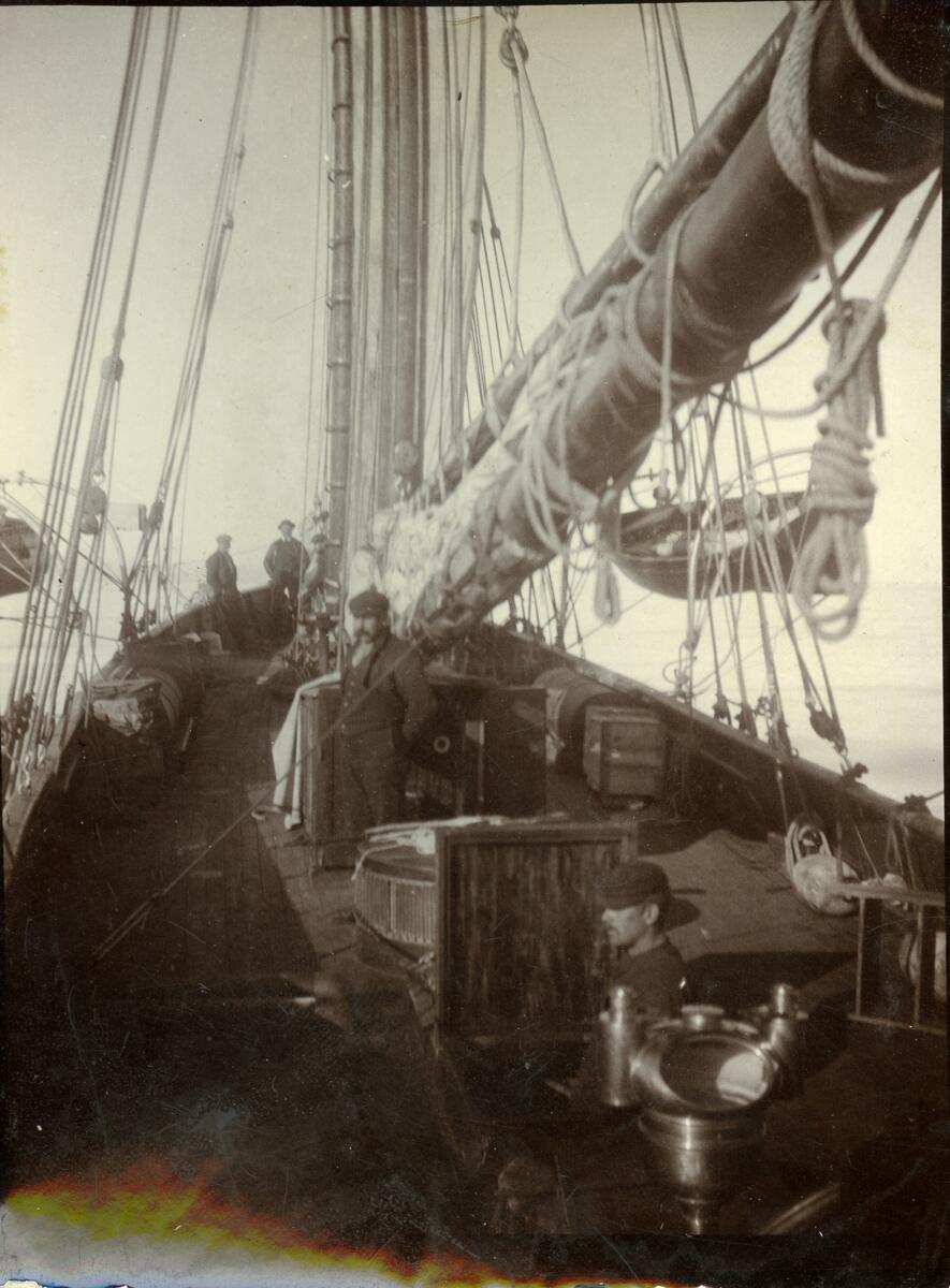 Fire menn ombord på en seilskute på Svalbard. Fra bildesamlingen til Jens Kristoffer Bay. I 1914-15 var han sjef for en overvintringsekspedisjon på Svalbard.