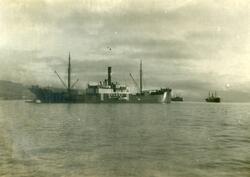 D/S Solaas på fjorden ved Ny-Ålesund ca.1920.  Bildene er fr