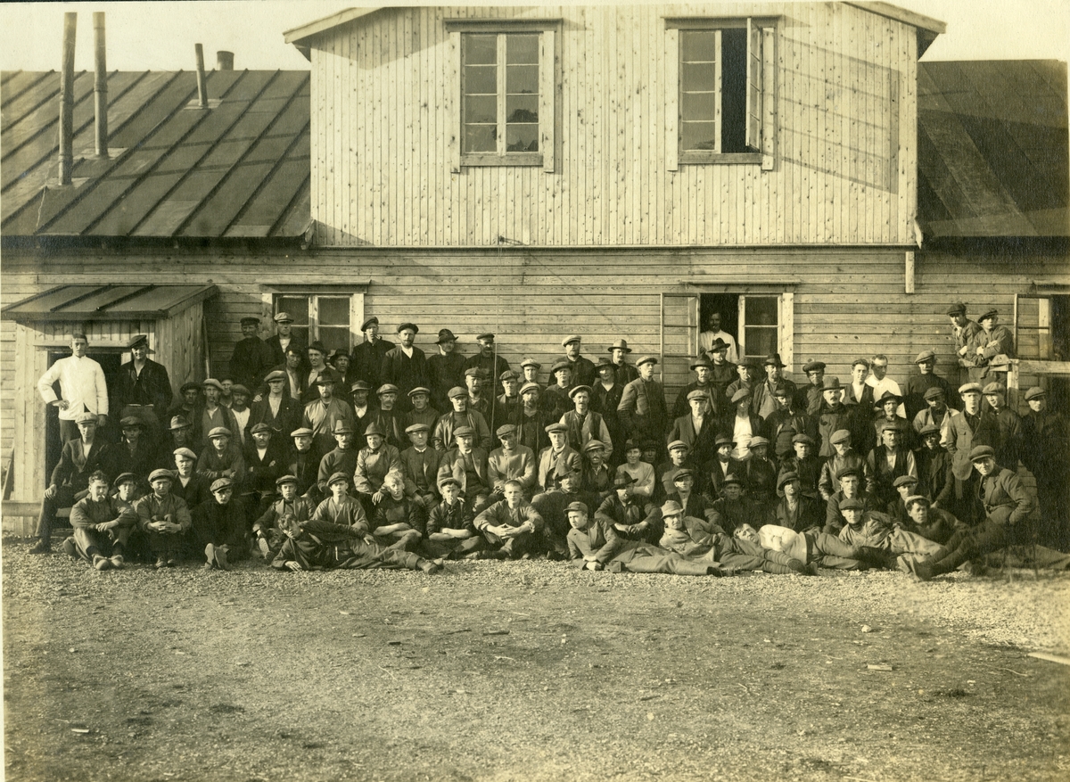Mer enn 100 menn utenfor messa, kalt Mellomdekket, i Ny-Ålesund ca.1920. Bildene er fra Jens Kristoffer Bays bildesamling.  I 1914-15 var han sjef for en overvintringsekspedisjon på Svalbard, og i 1917-1921 var han disponent for Store Norske Kull Kompani A/S. Han har sannsynligvis også vært der om somrene i 1911, 1912, 1913 og 1914.