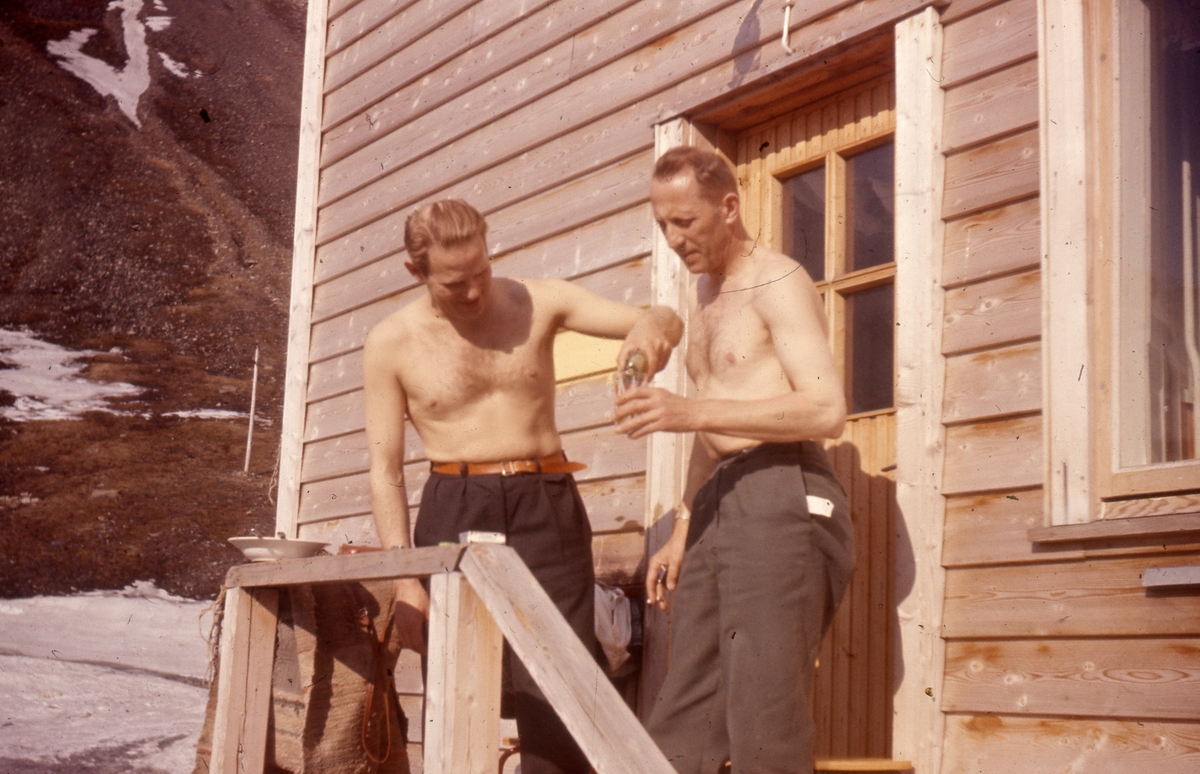 Bilder etter Alva Braathen, brakkesjef i Longyearbyen fra 1949-1973, gift med Torbjørn Braathen. Alva fikk kongens fortjenestemedalje for lang og tro tjeneste(25 år).