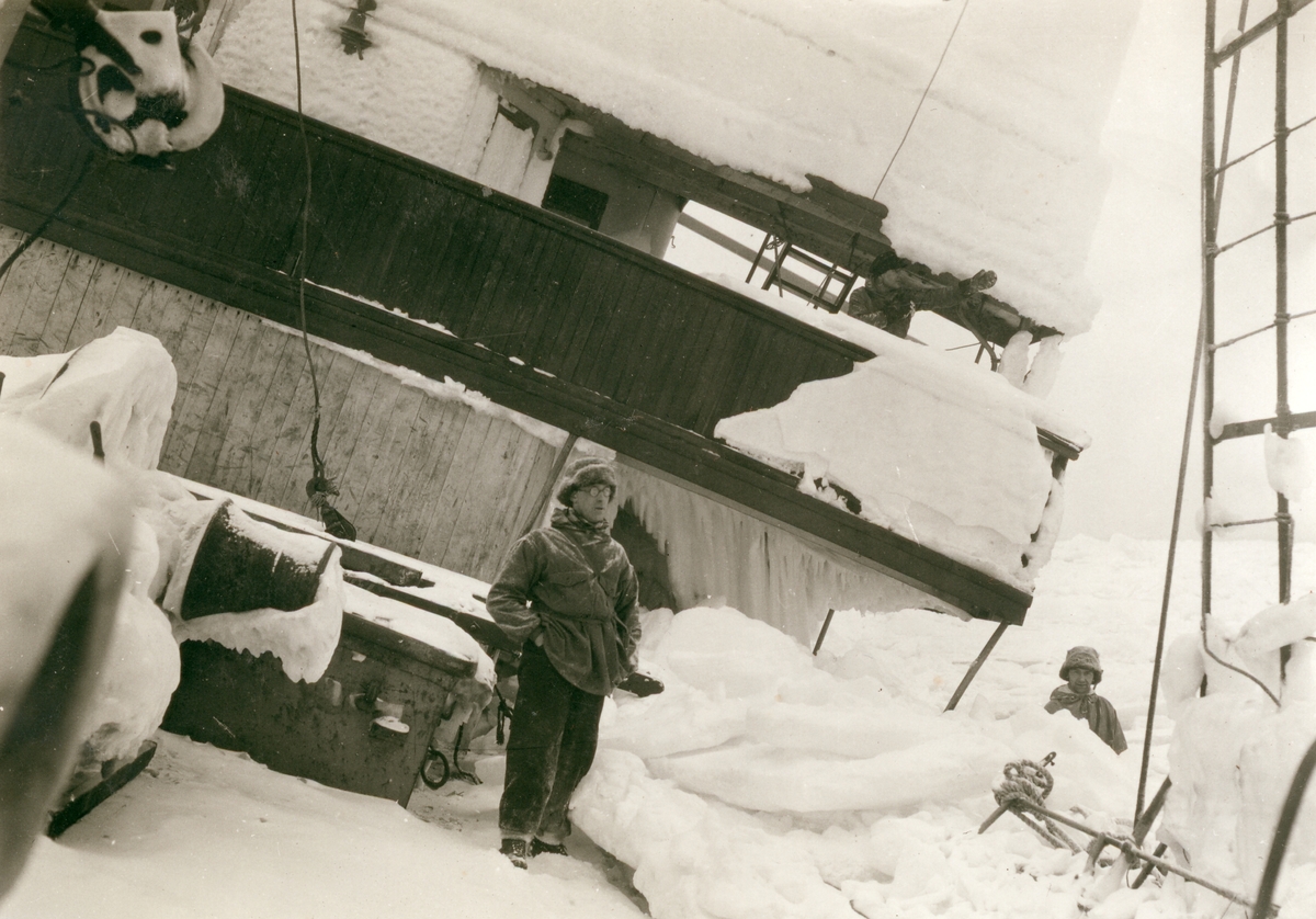 Ing. Alfred Bürkle, probably on Icebreaker Malygin Bilder tatt av Walter Göpfer under opphold på og reise til Svalbard i perioden 1926-1933.Bildene er gitt til museet av barnebarnet Helmut Rasch. Redning av isbryteren Malygin som gikk på grunn utenfor Barentsburg