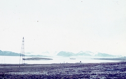 Luftskipsmasta i Ny-Ålesund med Kongsfjorden i bakgrunnen.