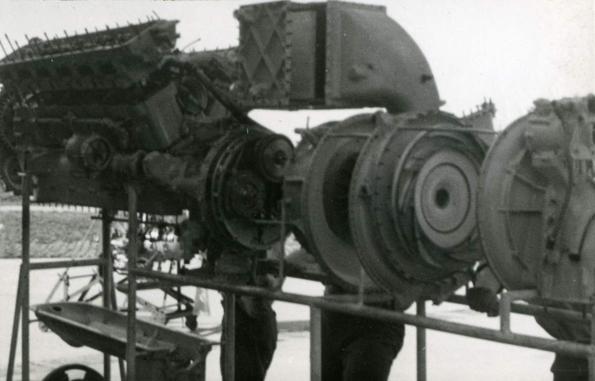 Flymotor av typen Rolls-Royce Merline, brukt til undervisning på Luftforsvarets Tekniske Skole på Kjevik. Motoren ble blant annet brukt i Spitfire.