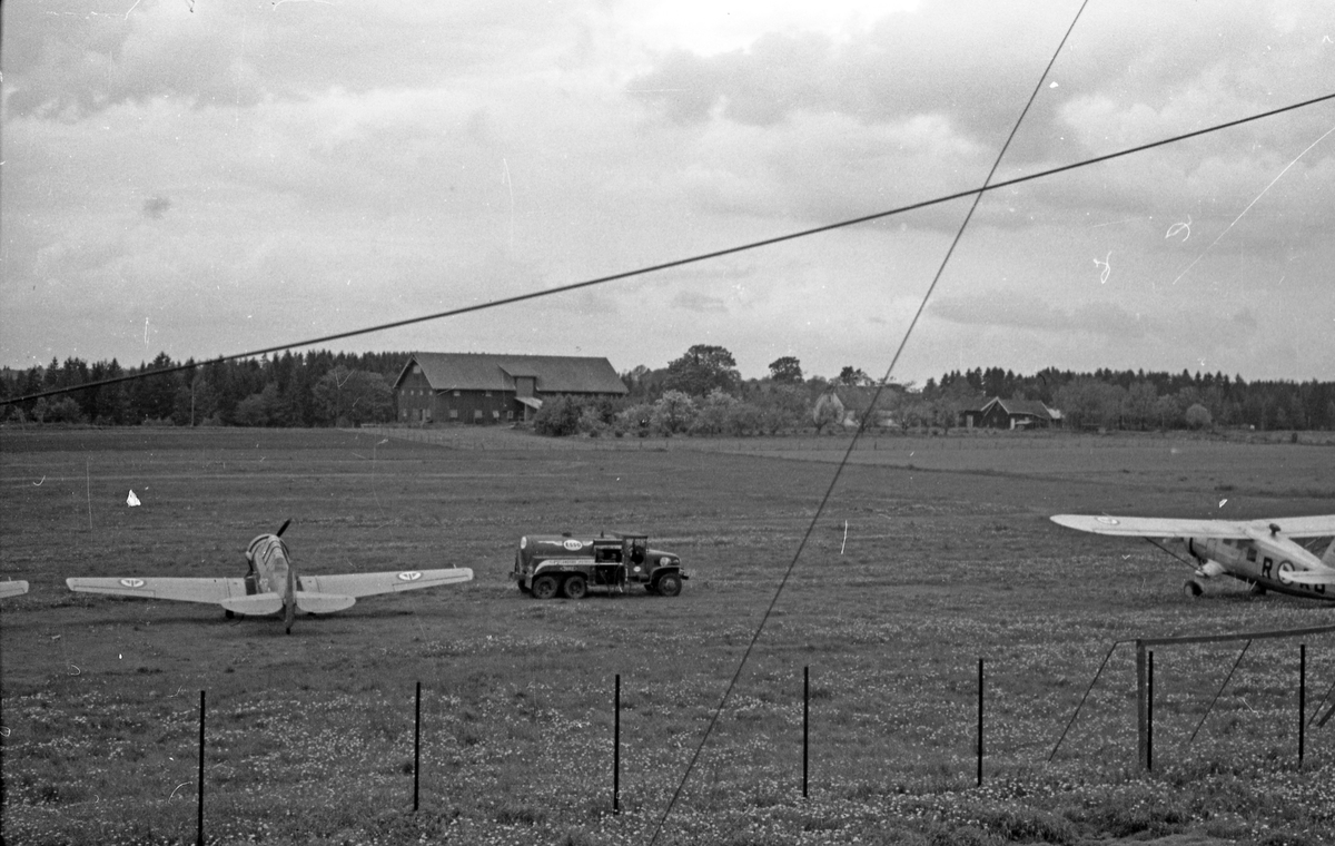 En Fairchild Cornell og en Noorduyn Norseman oppstilt på Rygge flyplass.