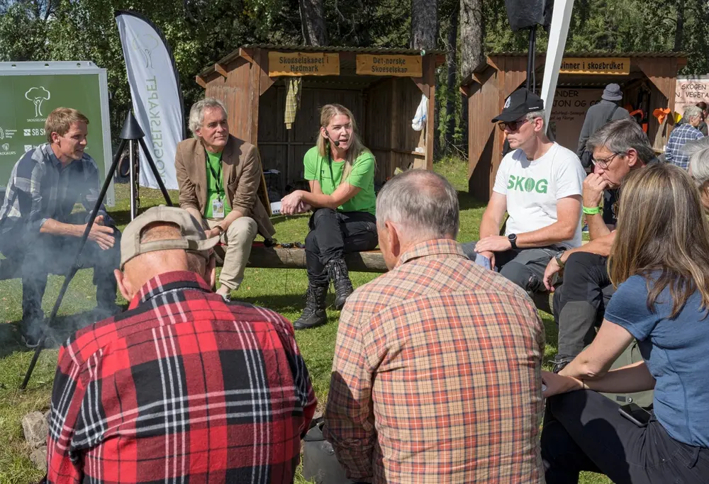 Introduksjon av Besøkssenter skog Elverum,  med avdelingsdirektør Stig Hoseth fra Anno Norsk skogmuseum og daglig leder Sigrun Skjelseth fra det nyetablerte besøkssenteret. Bålprat med inviterte gjester og besøkende på Skogbrukstunet under De nordiske jakt- og fiskedagene 2023 på Norsk skogmuseum i  Elverum.