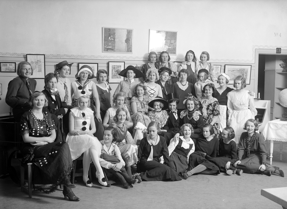 Glada miner vid läroverket för flickor i Linköping. Här samlade för fotografering i samband med teaterafton.