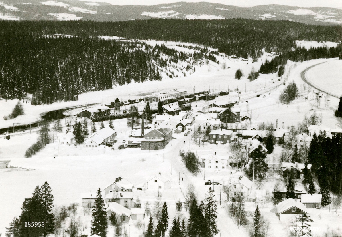 Flyfoto fra Eina med jernbanestasjonen i bakgrunnen