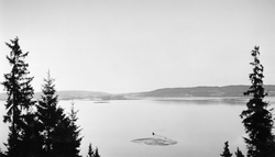 Tømmersleping på innsjøen Øyeren på Nedre Romerike i 1932. F