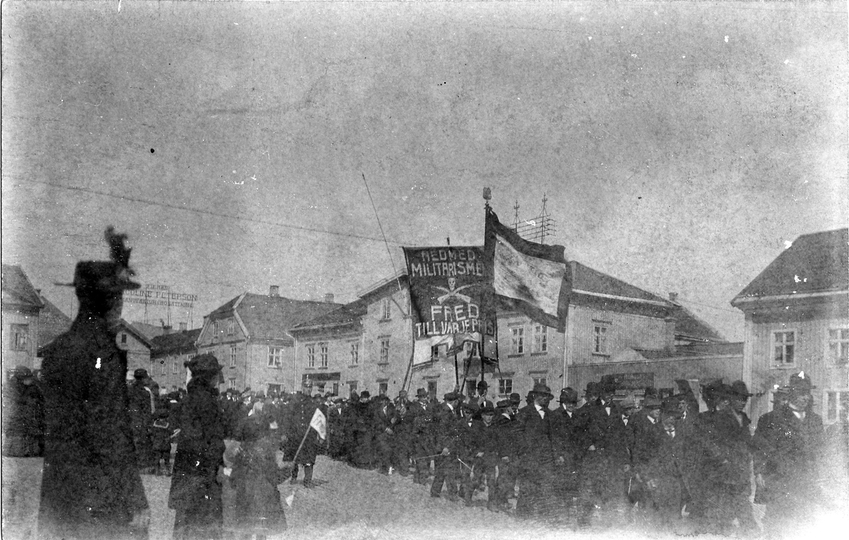 Första maj-demonstrationen 1917. Tåget passerar Stora torget.