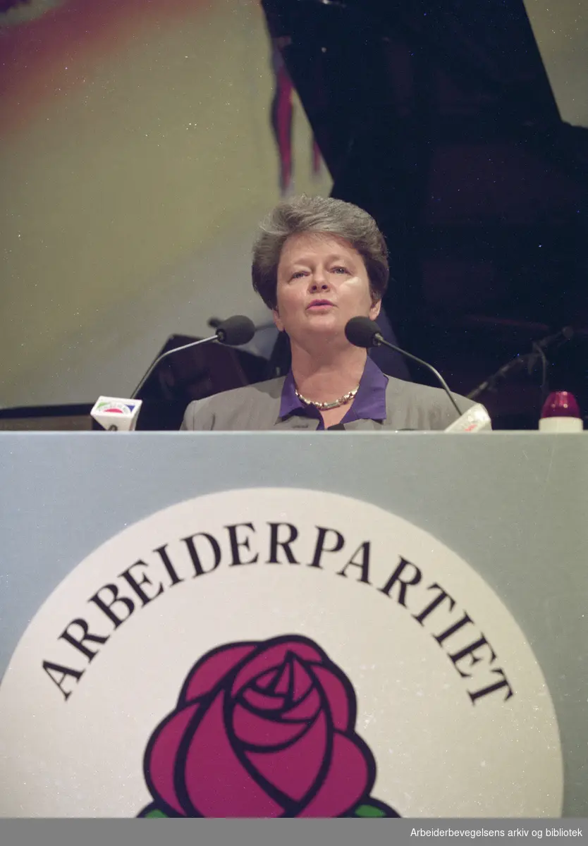 Gro Harlem Brundtland taler på AP-landsmøte, 6. november 1992.