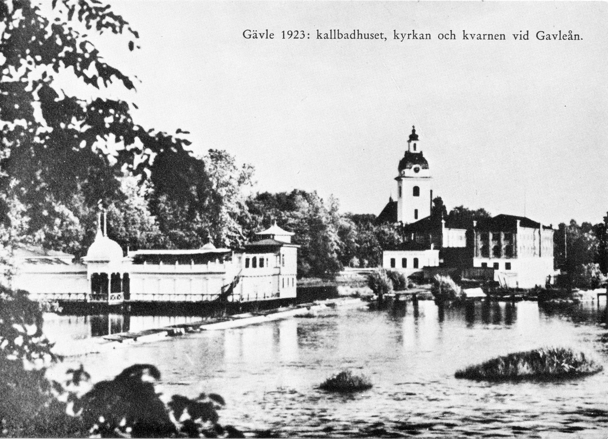 Gävle 1923: kallbadhuset, kyrkan och kvarnen vid Gavleån. Hembygdsföreningen Gävle Gilles årskort 1985. Badanstalet "Najaden" uppfördes 1845. Heliga Trefaldighetskyrkan uppfördes 1638 - 54. Gefle Valskvarn byggdes 1896.