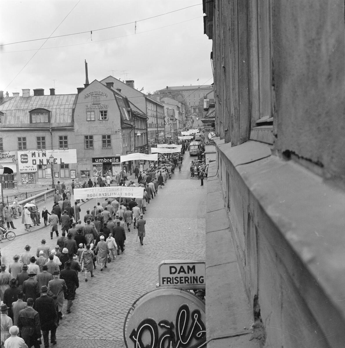 Demonstrationståg på Drottninggatan i Uppsala